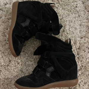 Isabel marant skor ”bekett sneakers” !  - Säljer mina svarta isabel marant bekett sneakers i storlek 37 ! ⭐️De är i fint skick och sparsamt använda! Kan tänka mig att möjligen gå ner lite i pris vid snabb affär !💘💘