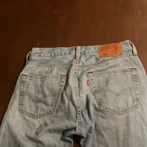 Levis 501 - Säljer dessa blåa levis 501 i bra skick. Storlek W28 L32. Köp så fraktar jag nu