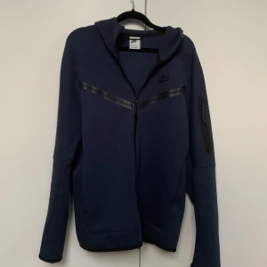 Nike Tech Fleece - Använd fåtal gånger. Skick 9,5/10 Storlek M Original pris 1100