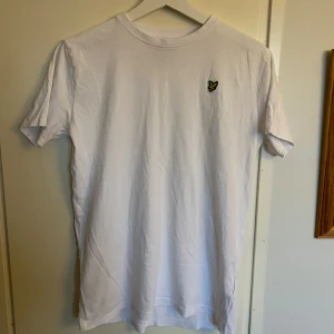 Lyle and scott t-shirt - En vit Lyle and scott t-shirt. Säljer dö den ör för liten. Köpt på kids brand store i storlek 15/16 år men skulle säga att den passar xs/s också. Fint skick. Skriv för frågor eller föer bilder💕