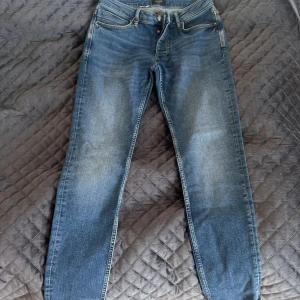 Ljusblå Neuw jeans i storlek 30:32  - Säljer fräscha snygga Neuw jeans som jag har använt typ 2-3 ggr för de var för små för mig. Nästan helt nya. Nypris 1200 kr.