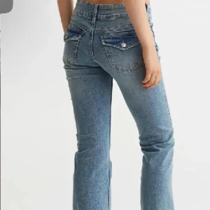 Jeans med fickor på rumpan  - Säljer dessa jättefina jeans med fickor på rumpan då dom inte används längre. Dom har 2 hål på insidan av midjan då jag har ett skosnöre i midjan. Jag står ej för kostanden på frakten.