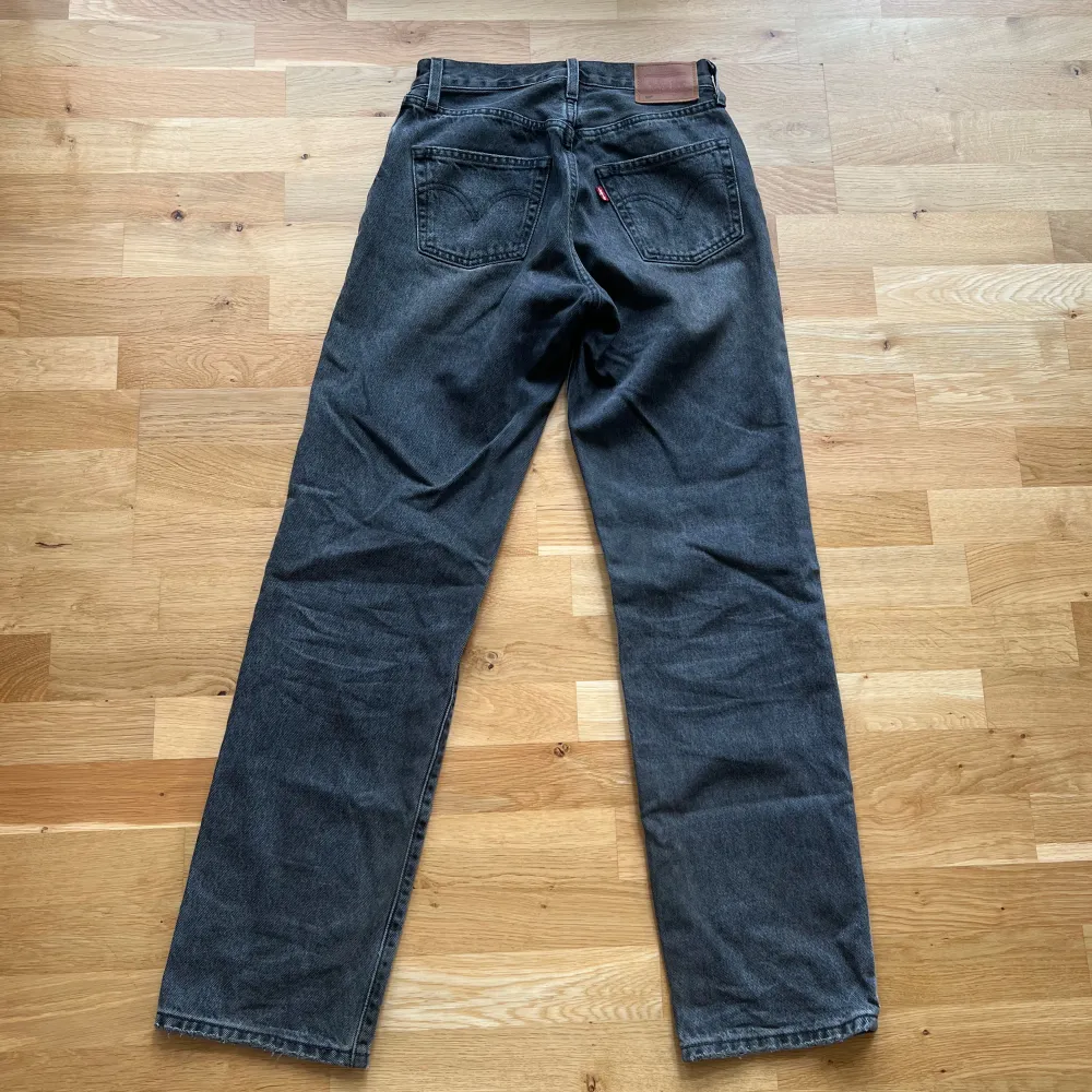 Snygga jeans från Levi’s 💖 Köptes för 1200 kr Kontakta mig vid intresse och tveka inte med att ställa frågor 🥰. Jeans & Byxor.