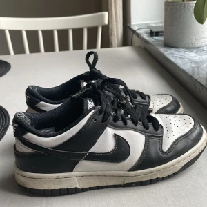 Nike dunks panda - Måttligt använda skick får ni avgöra själva en liten defekt i hälen men har mycket kvar att ge