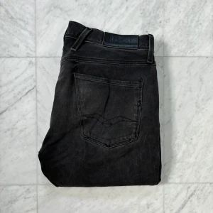 Replay ”Anbass” Jeans - Säljer nu dessa otroligt snygga Replay Jeans i den eftertraktade modellen Anbass (Slim-fit) | Jeansen är i bra skick | Storlek: 32/32 | Nypris: 1900 kr | Hör av er vid minsta fråga eller fundering :)