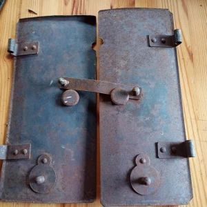 Kakelugnslucka metall/stål - Gammal kakelugnslucka metall/stål rostig men går att greja för den händige.