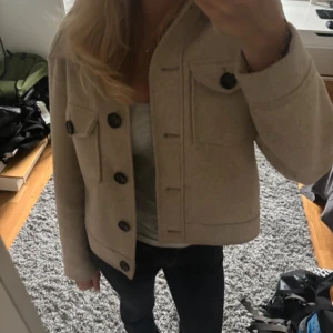 Beige jacka med knappar - Jättefin beige jacka/kappa till höst och vår! fint skick, kom privat för mer bilder!🍸💋