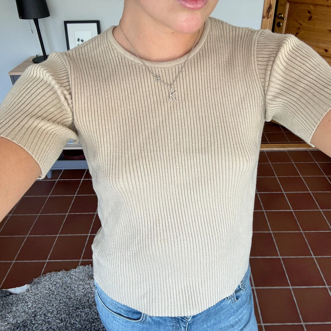 Stickad beige T-shirt  - 90