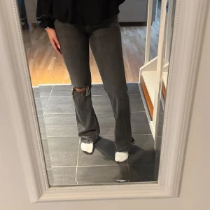 Jeans  - Ett par jeans från Gina tricot full lenght i ny skick som tyvärr blivit försmå Jensen är i  storlek 38 vid frågor hör av er💗 