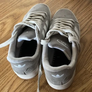 Adidas campus 00s - Adidas campus köpt för 3 veckor sen andvänt 2-3 gånger, jätte snygga.