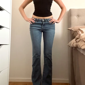Lågmidjade jeans - Superfina lågmidjade jeans från Only! Långa i benen på mig som är 175 🤍 Storlek M :) Knappt använda