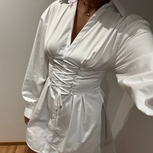 Skjortklänning  - Jätte fin skjort/ korsett klänning från berska. Aldrig använd, prislappen sitter kvar💕
