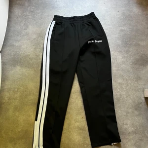 Palm Angels Byxor  - Palm angels byxor säljes , testad en gång. Men är tyvärr för stor. Storlek M-L