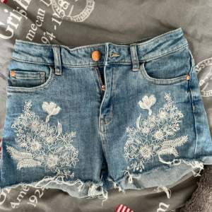 Jätte fina jeans shorts som inte kommer till användning💞Storleken är 146 men skulle säga att de inte motsvarar de, passar mer 154-158 och kanske 164🥰De har töjts ut så det är därför ❗️TRYCK INTE PÅ KÖP NU❗️