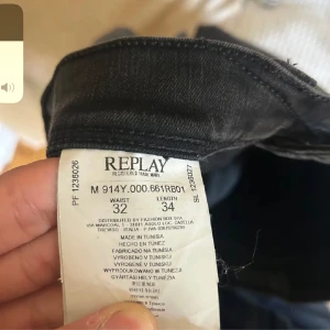 Svarta replay jeans slim fit - Replay jeans i strl 32 och 34 i längd.  