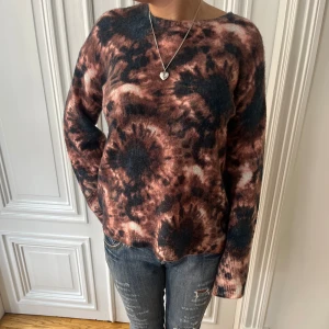 Stickad tröja - Denna coola stickade tröja. Helt oanvänd med prislappen kvar