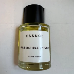 ESSNCE parfym Irresistible enigma - Supergod kvinnlig parfym som är inspirerad av Prada Paradoxe. Använd litegrann men nästintill full, se bild. Säljes då den ej kommer till användning. 