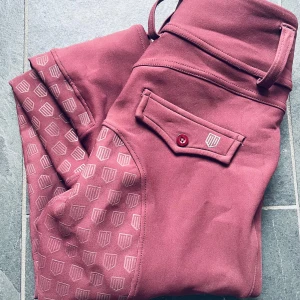 Maya Delorez xs. - Superfina ridbyxor i stl xs, från Maya Delorez. Sparsamt använda därför i mkt fint skick. Nypris 1699kr.