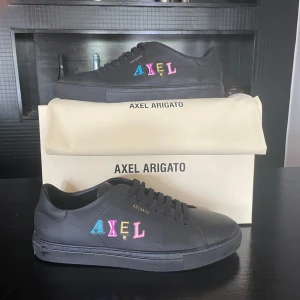 Axel Arigato  - Helt nya Arigato Clean 90, ändast används en gång. Allt original medföljer. Nypris ca 2500kr. Hör av dig vid funderingar.