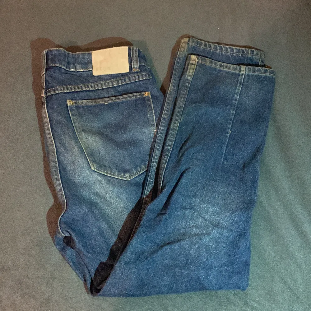 Säljer dessa neuw jeans, har använt de ett par gånger. Skick 9/10. Jeans & Byxor.