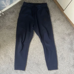 Nike tech byxor  - Säljer min Nike tech hoodie då jag inte har någon användning av den, pris kan diskuteras, byxorna är i fin skick, tröjan till den finns i min profil