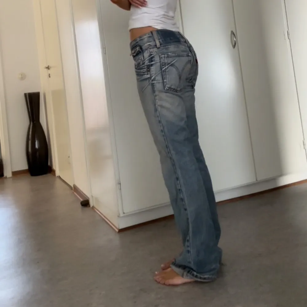 Så fina ljusblå Lowwaist jeans inköpta vintage i köpenhamn. Älskar dem så men har ett par väldigt lika som jag använder mer💕. Jeans & Byxor.