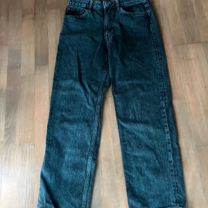 Jeans ,gröna🍀 - Tjena säljer nu ett par riktigt feta jeans i färgen grön🍀, riktigt bra skick och använda fåtal gånger, hör av er vid minsta fundering💫