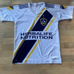 Fotbolls t-shirt  - Tjena säljer nu en riktigt  fet Zlatan t-shirt, skick 8,5/10, hör av er vid minsta fundering💫