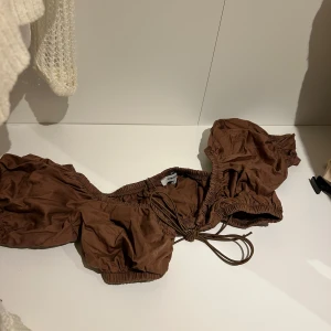 Fest topp  - Jättefin fest topp som passar till allt ! Stl S , OBS har bara bild ifrån en video på den på 🤍