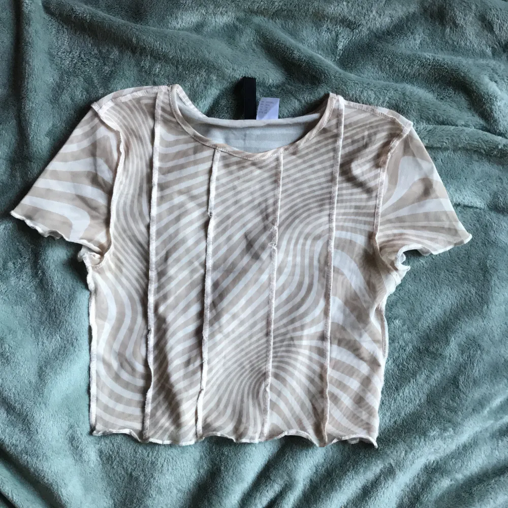 säljer denna mesh tröja från H&M då den aldrig kommer till användning liten sliten i vissa trådar men annars bra skick Storlek xs men passar bra på xxs också pris kan diskuteras . Yläosat.