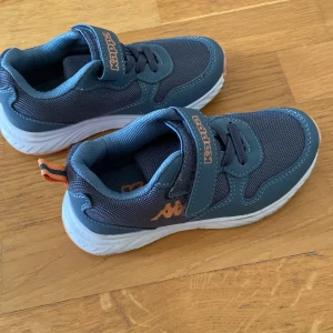 Barn Skor  - Väldigt bra skick Använd 2 gånger  Skriv för fler frågor 