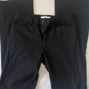 Kostymbyxor  - Sjuuuk snygga kostymbyxor ifrån Wera i jättebra skick☺️❤️flare och mid/low waist🥰