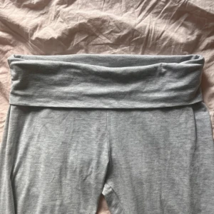 Yoga pants Nelly  - Fina ljusgrå yoga pants, som tyvärr blivit noppiga, samt har lite missgärningar längst ner vid benet, kan var lite uttöjda🌸