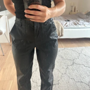 Skinnbyxa - Svarta skinnbyxor 