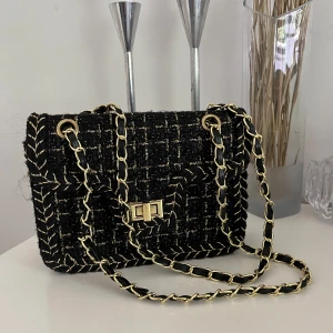 Handväska från shein  - Säljer en handväska från shein, aldrig använd. 