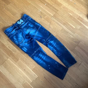 En dsquared2 jeans vill säljas snabbt och pris kan diskuteras - Storlek 30 och är i bra skick