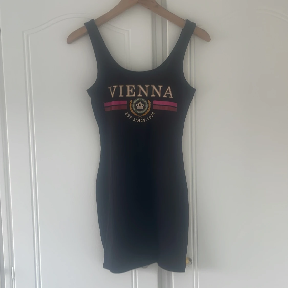 Svart klänning med tryck - 90