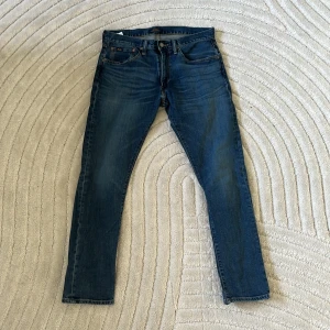 Ralph Lauren jeans - Riktigt sköna Ralph Lauren jeans, köpta på Ralph lauren, använd ett par gånger men inga defekter alls, storleken är W30 L30, bara att fråga om ni undrar nått.