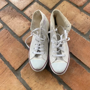 Vita converse - Vita Converse i en hög modell, skorna har fått gulaktiga fläckar men det borde gå att få bort i tvättmaskin, pris går att diskutera 
