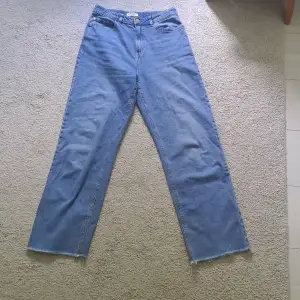 Ett par fina jeans i storlek 170 som jag säljer pga igen användning. De är högmidjade och är lite korta på mig, jag är 168 cm.