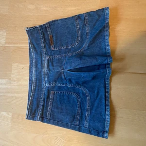 Jeanskjol - Säljer denna jeanskjol som är köpt från Sellpy då den inte kommer till användning. Plagget har inga synliga defekter.