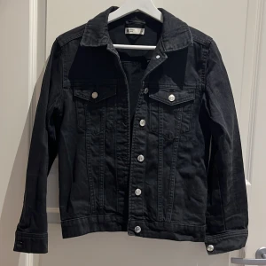 Svart jeansjacka - Knappt använd så den är i bra skick💕💕