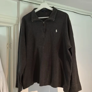Ralph Lauren halfzip - Säljer min Ralph Lauren halfzip då den inte kommer till användning | Storlek L/XL | Skicket är bra men det är nån fläck på framsidan | Hör av er vid funderingar ❗️💯