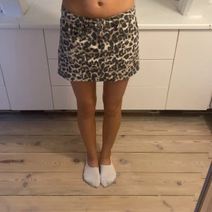 Supersnygg leopard kjol - Jättefin leopardkjol från bershka🩷🩷 säljer pga att den inte används. Använd ca 3 gånger och inga defekter💗