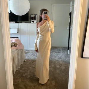 Satinklänning - Satinklänning från asos med prislapp kvar, aldrig använd då jag missade returdatumet💕 Storlek 32, kan gå ner i pris vid snabb affär. Kontakta mig vid fler bilder eller fråga🥰