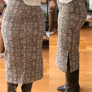 Pennkjol från Zara - Snygg pennkjol i ormmönster. Enbart använd en gång. Storlek S men är av stretchigt material.