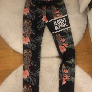 Träningbyxor  - Träningsbyxor med med ett mönster som innehåller tigrar och tropiska växter.🍀 De är stretchiga och bekväma, (säljer pga att de börjar bli lite små)