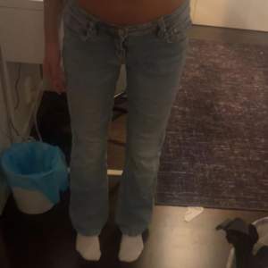 blåa jeans från Gina Young. Lite slitna nere vid benen (de bild) men annars bra skick. säljs pga att de börjar bli små.