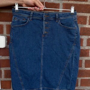 Esprit jeanskjol kjol. Strl 36 - Se bilder!  Ingen stretch alls så passar bättre 36 än 38.