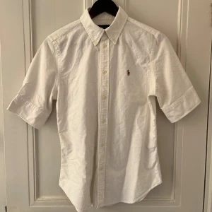Ralph Lauren skjorta M - Kortärmad Ralph lauren skjorta i färgen Vit. Storlek M . Nyskick, inga skavanker. Köp för endast 299kr